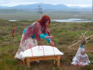 Jill begins unveiling the cake photo – Sofi-Ona Hamer